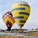 空に飛び立つ準備が進む熱気球＝加西市鶉野町