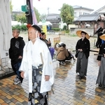 白い羽織姿で大名役を務めた田中浩温さんら一行＝小野商店街