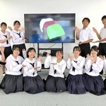 ３種類のテリーヌを薦めるビジネス探究科の３年生＝小野高校