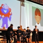 川島隆太教授（右端）と脳が活性化する様子を調べる実験をした＝小野市うるおい交流館エクラ