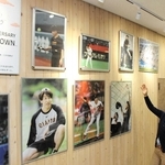 大勢選手の雄姿が並ぶ写真展＝多可町中区岸上