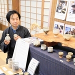 会場で素朴な色合いの作品を手にする藤村拓太さん＝加東市平木、播州清水寺