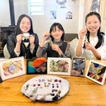 アクセサリーを持つ（左から）萬紗有さんと妹の紗羽さん、中村愛利さん＝小野市黒川町