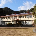 施設を解体撤去し、所有者に土地を返還する案が出ている鴨川小学校。今年３月に閉校した＝加東市平木