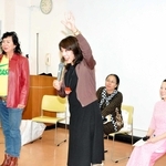 外国出身の女性３人を交え、対話を促す河嶋栄里子さん（中央）＝コミセン下東条