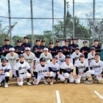 交流試合をしたオール小野野球クラブと小野市内の中学３年生＝旭丘中学校（提供）