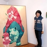 作品展の会場を訪れた小林美貴さん＝岡之山美術館（提供）