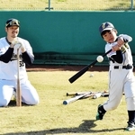 野球教室でバッティングを指導するＴ－岡田さん（左）＝アラジンスタジアム