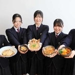 グランプリに輝いた河上紗羅さん（中央）ら入賞者＝加東市役所