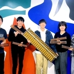 小野市から受け取った教師用そろばんを手にする澤近大地さん（中央）ら「Ｕｂｕｎｔｕｒｅ」のメンバー＝東京都世田谷区（澤近大地さん提供）