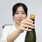 西脇市制２０周年を記念した日本酒。ラベルは横尾忠則さんがデザインした＝西脇市役所