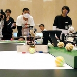 歩行部門の決勝で、自作ロボットの動きを真剣に見守る子どもたち＝加東市上三草