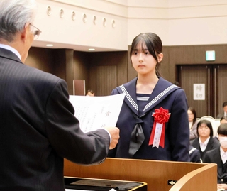 税に関する作文で表彰状を受け取る生徒＝小野市うるおい交流館エクラ