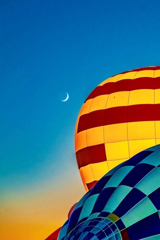 ｐａｊｅ４０８さんの「マジックアワーの月とバルーン」＝１１月２３日、加西市鶉野町