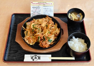 ブランド豚「ハリマ夢ポーク」を使った豚キムチ定食＝加西市畑町