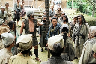 播州清水寺で撮影された「室町無頼」の一場面。中央は大泉洋さん（ｃ）２０２５「室町無頼」製作委員会