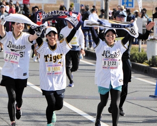 完走を果たし、笑顔でゴールするランナー＝小野市役所前