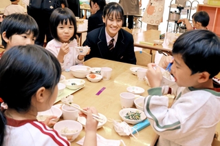 社高校生がレシピを考案した給食をほお張る子どもたち＝加東市山国