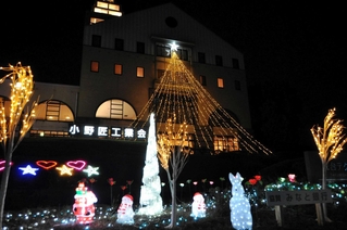 小野匠工業会の入る匠台テクノプラザもＬＥＤで彩られた＝小野市匠台