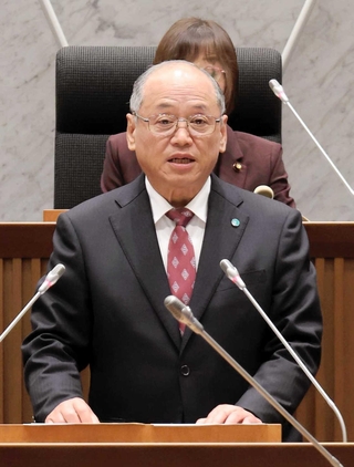 加東市議会定例会の一般質問で市長選への立候補を表明する岩根正氏＝加東市役所