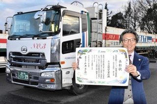 気候変動アクション環境大臣表彰を受けた平田運輸の平田優宇社長＝加西市鶉野町