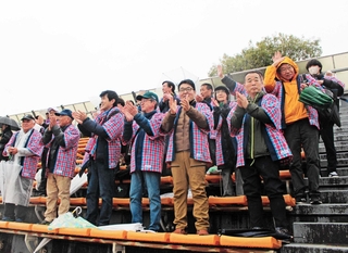 「西脇チェック」のはっぴを着るなどして選手を応援する西脇市の関係者ら＝たけびしスタジアム京都