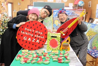 「社会と関わるのもアートの役割」と話すだるま森さん（中央）とえりこさん（左）、小松原ケンスケさん＝西脇市内