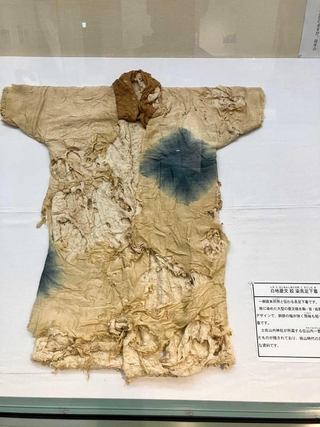 一柳家に伝わる桃山時代の「白地菱文絞染具足下着」＝好古館