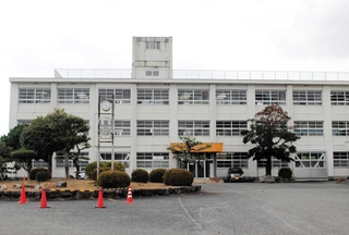 建て替えが検討されている重春小学校＝西脇市野村町