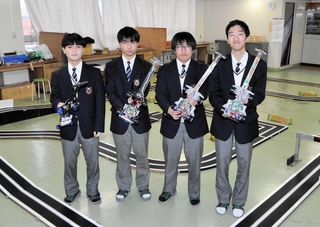 全国大会に参加する（左から）奥ノ碧斗さん、不断悠貴さん、浅田陽太さん、小林千哲さん＝小野工業高校