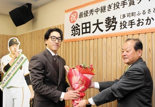 吉田一四町長（右）から花束を受け取る大勢投手＝多可町役場