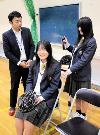 ヘルメットを着用後、ヘアスタイリングを体験する生徒ら＝西脇高校