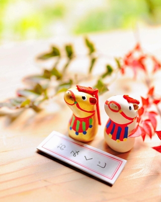 馬をかたどったおみくじ付き人形（歓喜院提供）