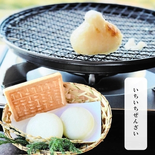 ぜんざいには、きすみのこもちや、そろばん最中の皮を入れる（いちいち提供）