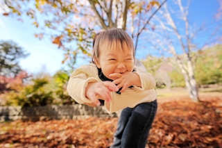 ｍｏｋａｍｉｏｎｍａさんの「スマイルパ～ンチ！」＝１２月１日、県立フラワーセンター