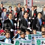 テープカット後、市場こども園の園児らと記念撮影する出席者＝小野市池尻町