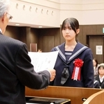 税に関する作文で表彰状を受け取る生徒＝小野市うるおい交流館エクラ