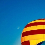 ｐａｊｅ４０８さんの「マジックアワーの月とバルーン」＝１１月２３日、加西市鶉野町