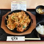 ブランド豚「ハリマ夢ポーク」を使った豚キムチ定食＝加西市畑町