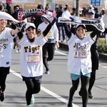 完走を果たし、笑顔でゴールするランナー＝小野市役所前