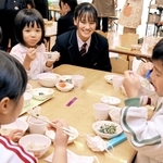 社高校生がレシピを考案した給食をほお張る子どもたち＝加東市山国