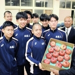 リンゴを受け取る西脇工業高校男子陸上部の選手ら＝西脇市野村町
