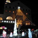 小野匠工業会の入る匠台テクノプラザもＬＥＤで彩られた＝小野市匠台