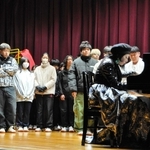 舞台に上がって牧村英里子さん（手前右）の演奏を聴く生徒たち＝小野工業高校