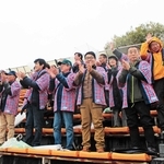 「西脇チェック」のはっぴを着るなどして選手を応援する西脇市の関係者ら＝たけびしスタジアム京都