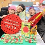 「社会と関わるのもアートの役割」と話すだるま森さん（中央）とえりこさん（左）、小松原ケンスケさん＝西脇市内