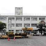 建て替えが検討されている重春小学校＝西脇市野村町