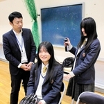 ヘルメット着用時の髪形乱れ、直し方伝授　花王が協力、西脇高校の交通教室で全国初の試み