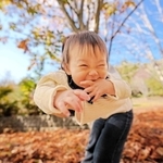 ｍｏｋａｍｉｏｎｍａさんの「スマイルパ～ンチ！」＝１２月１日、県立フラワーセンター