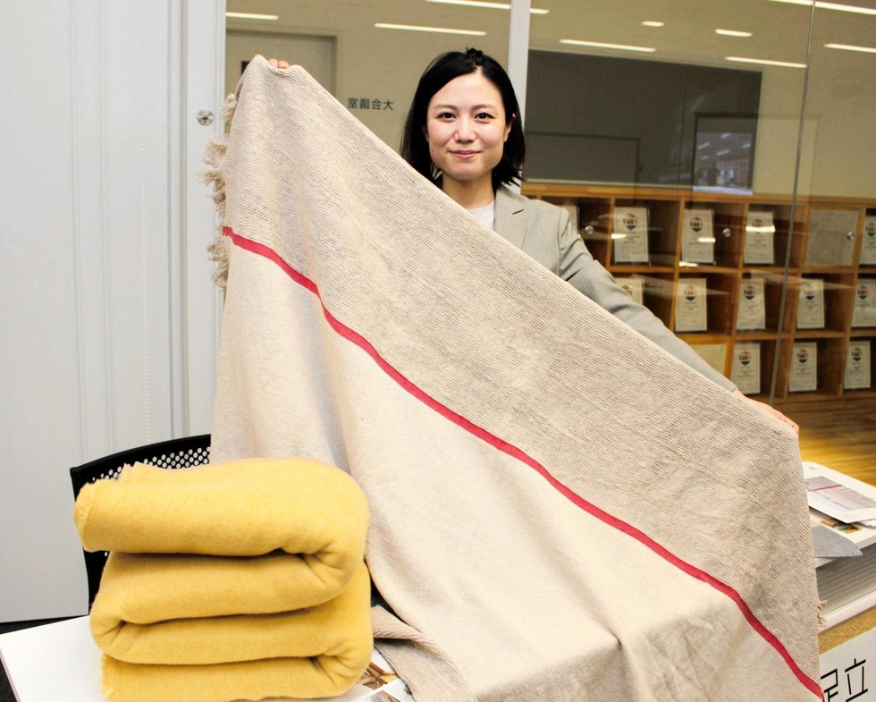 備蓄毛布を再生、ブランケットに 多可・足立織物が開発、日常使いで